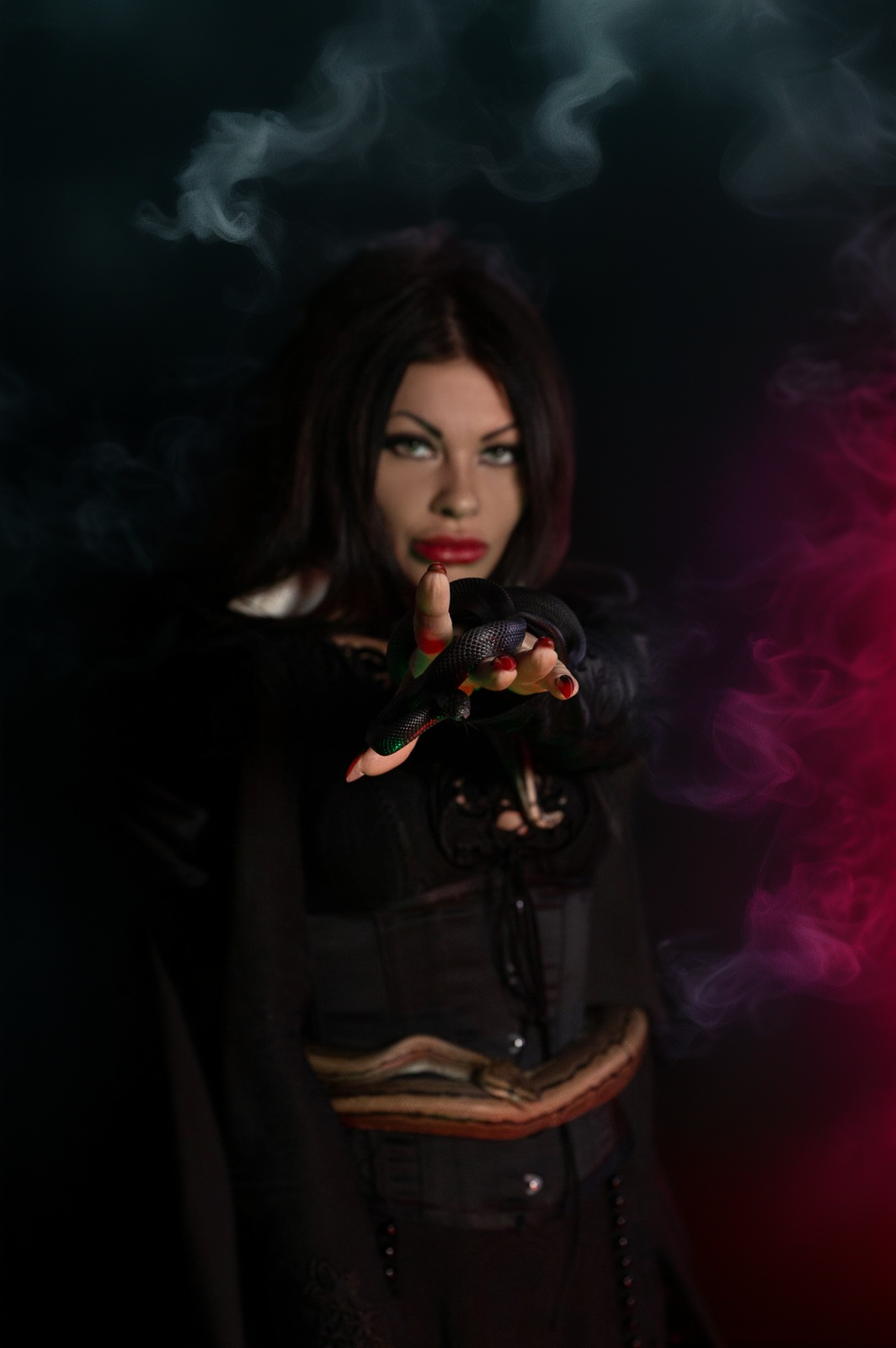 готическая фотосессия ведьмы со змеями, спиритическая доска, черепа