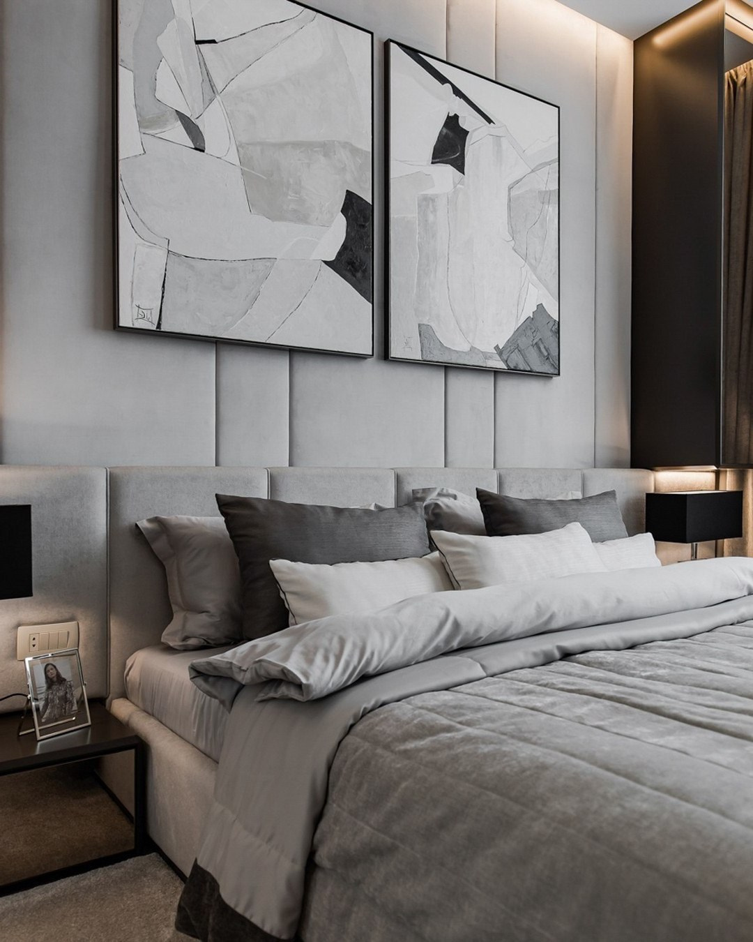 Современная кровать с мягким изголовьем и настенными картинами в спальне | Валерия Котович