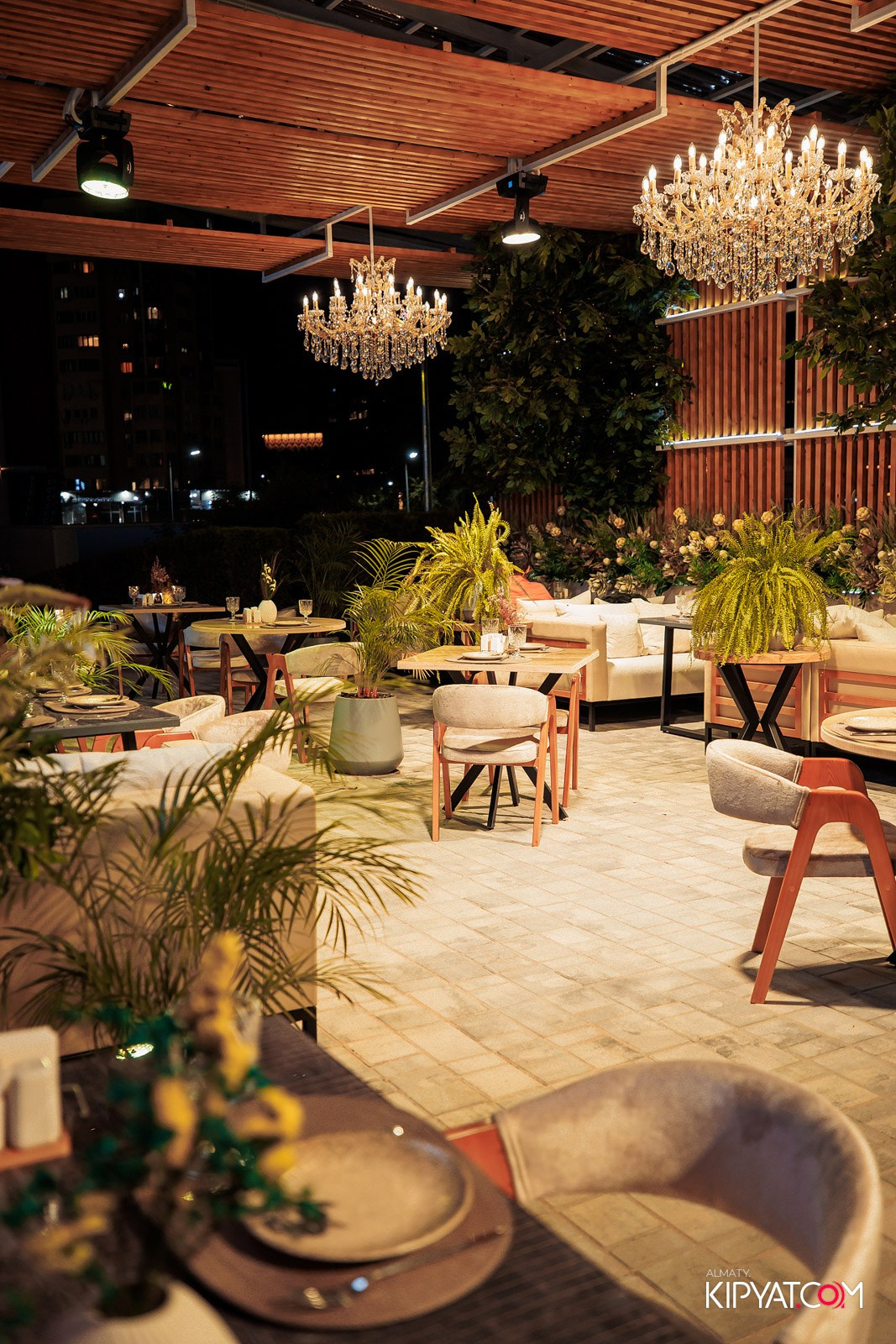 FRIENDS BAR & TERRACE. КИПЯТКОМ АЛМАТЫ!