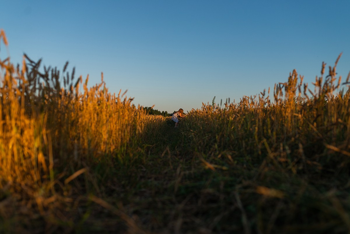 Поле, закат и наши улыбки. Фотограф Мария Ковкова