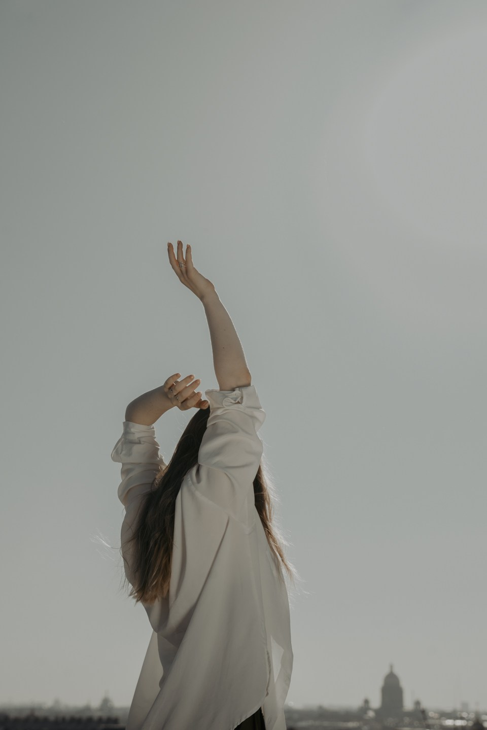 Фотография по пояс девушки на фоне синего неба