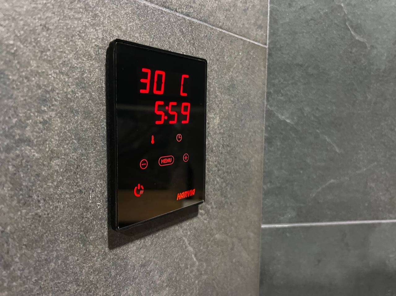 Сауна на Крестовском выполнена из термообработанного ясеня и новозеландской термососны. Эксклюзивное сочетание прямо в квартире. SaunaTopMasters