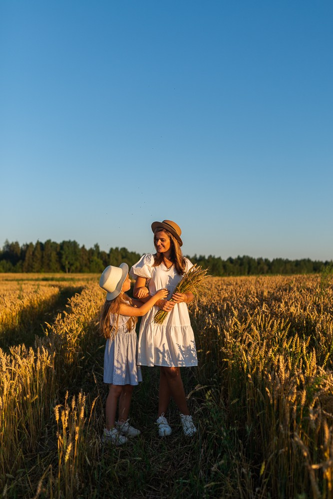 Поле, закат и наши улыбки. Фотограф Мария Ковкова
