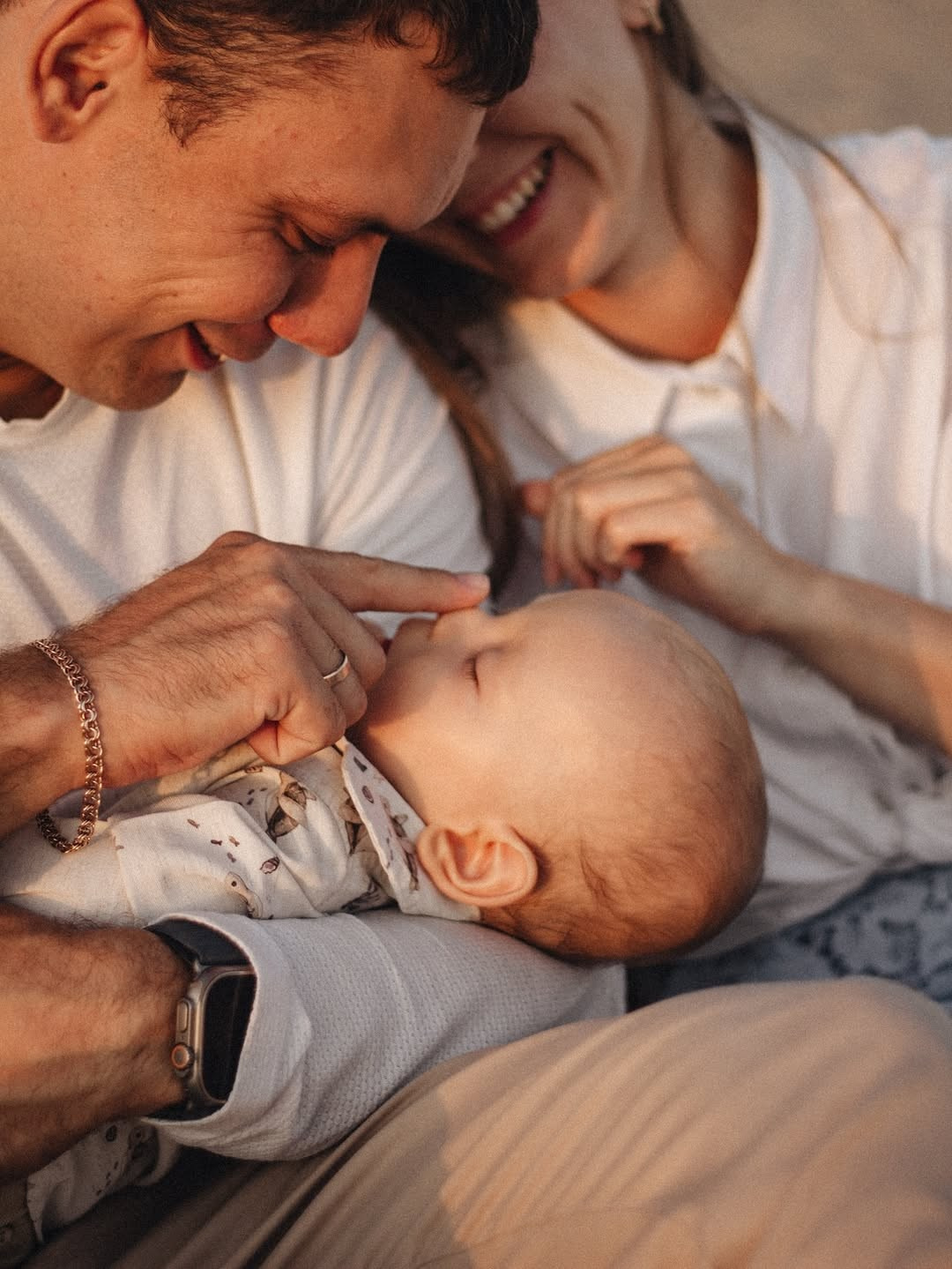 Счастливая семья на прогулке в парке, Новосибирск