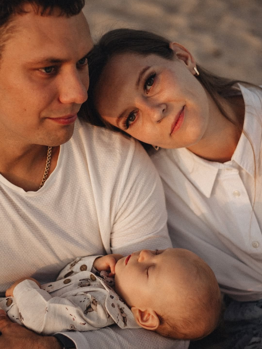 Счастливая семья на прогулке в парке, Новосибирск