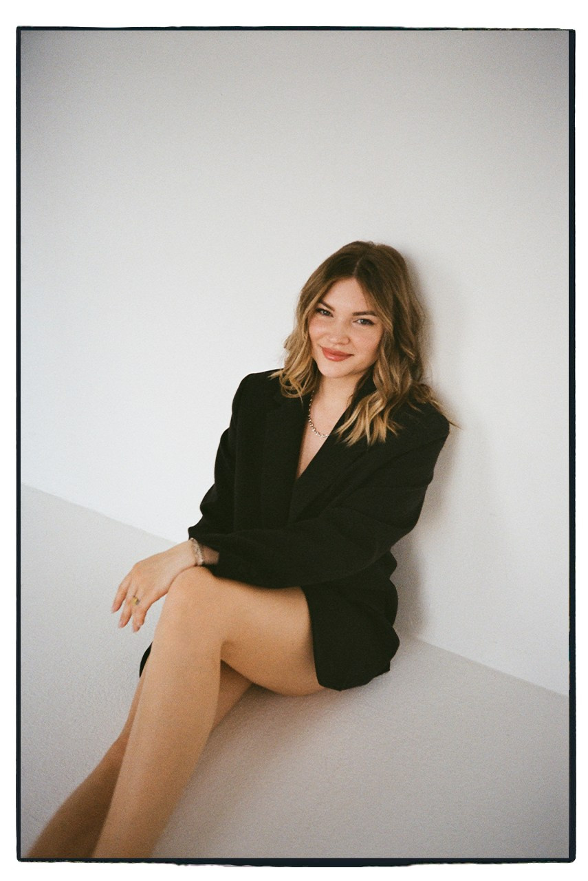 Индивидуальная минималистичная фотосессия. Сестры Карабаза. Фотографы и ретушеры в Москве и Санкт-Петербурге