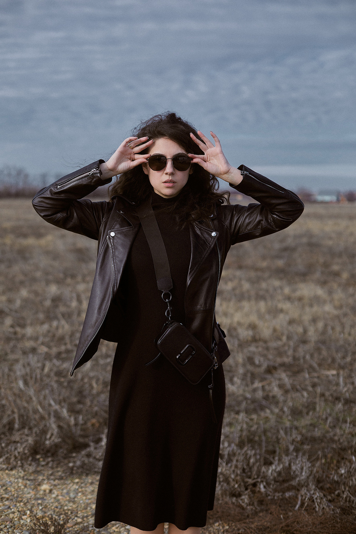 Портрет девушки в черной одежде и очках на краю пустого поля. Фотограф. Тимашевск. Кубань. Краснодарский край.