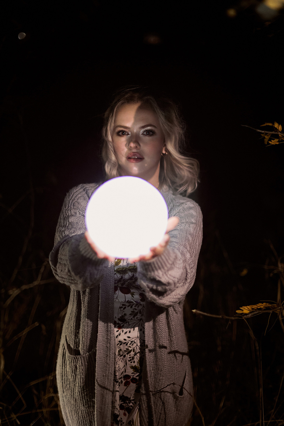 Красивая девушка стоит в лесу ночью. Красивая девушка держит в руках макет луны.Фотограф. Тимашевск. Кубань. Краснодарский край. Москва.