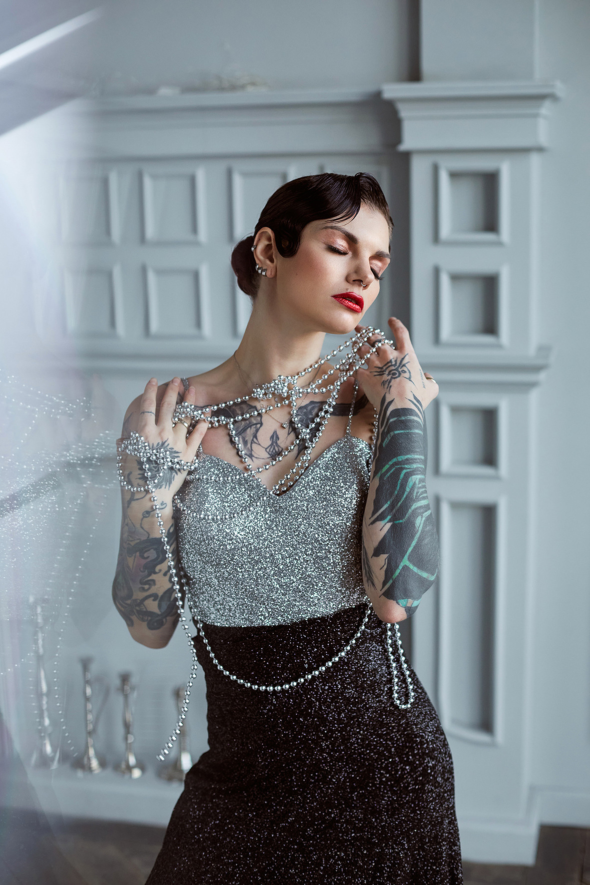 Красивая девушка в образе леди 30-х годов с бусами в руках. В стиле Гетсби. Голливуд. Фотограф. Тимашевск. Кубань. Краснодарский край. Москва. Фотограф в Москве.