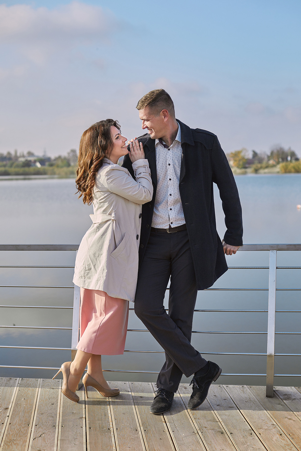 Влюбленная пара обнимается на фоне реки. Фотограф. Тимашевск. Кубань. Краснодарский край.