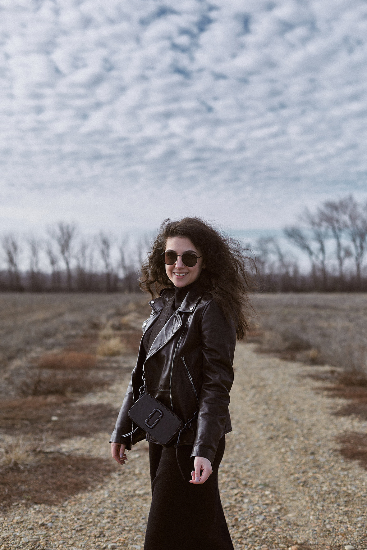 Портрет девушки в черной одежде и очках на краю пустого поля. Фотограф. Тимашевск. Кубань. Краснодарский край.