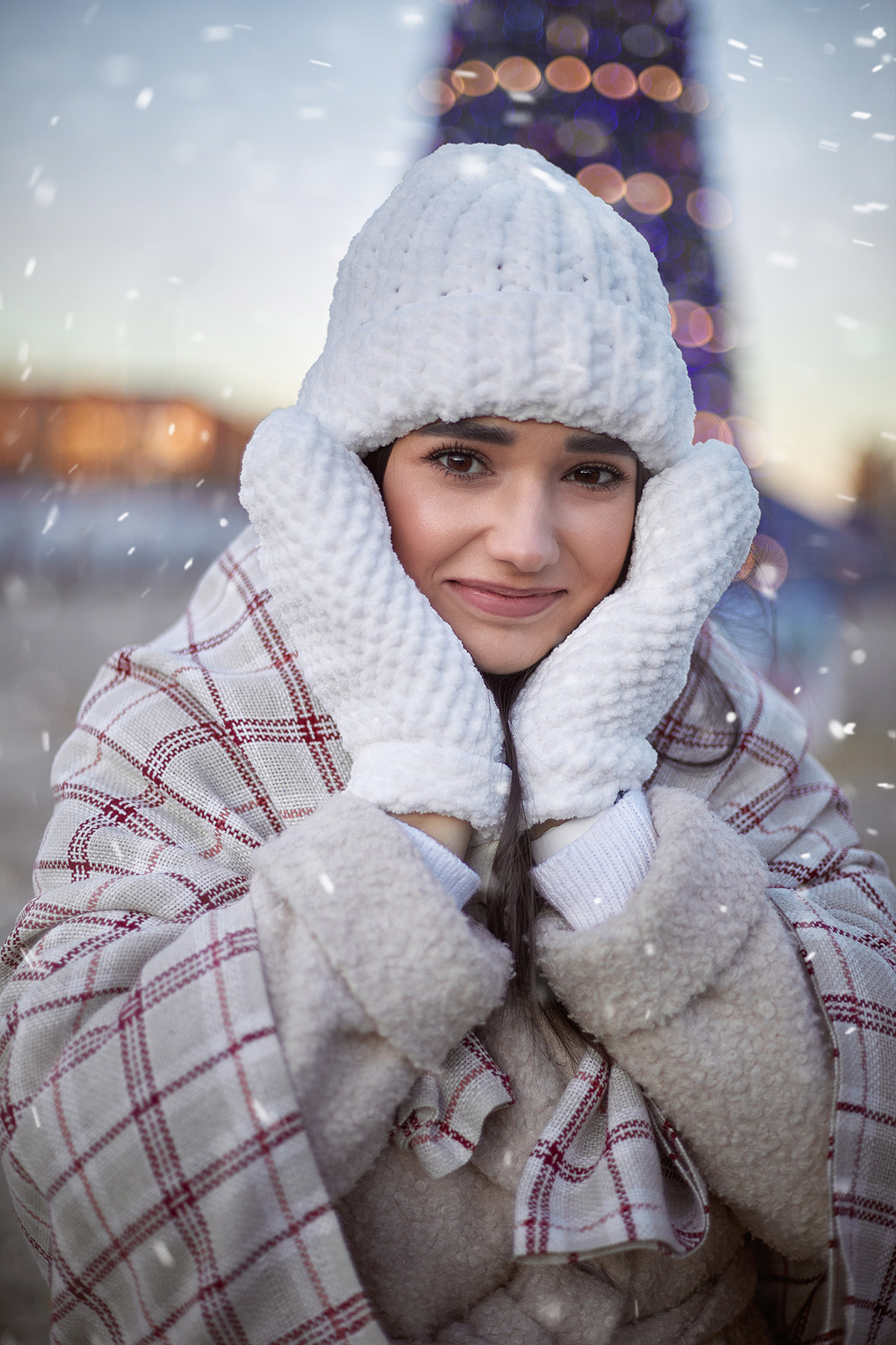 Красивая девушка в пледе и белых варежках возле новогодней елки на площади. Фотограф. Тимашевск. Кубань. Краснодарский край. Москва. Фотограф в Москве.