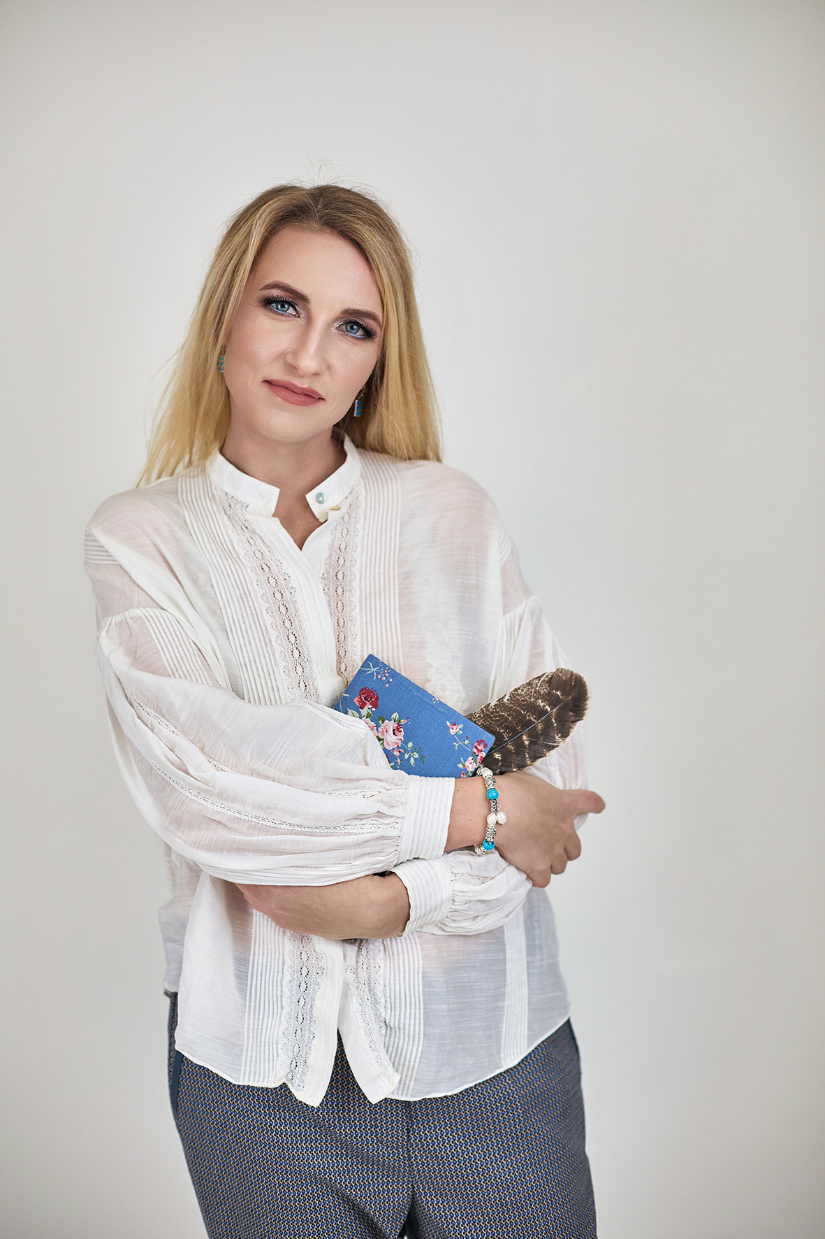 Студийный портрет девушки. Девушка с книгой и пером. Фотограф. Тимашевск. Кубань. Краснодарский край.