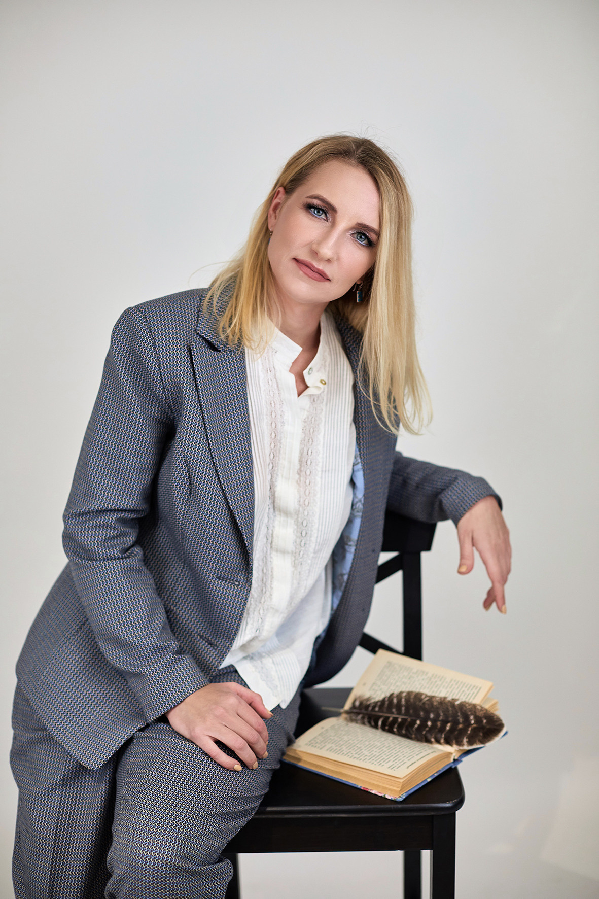 Студийный портрет девушки. Девушка в деловом костюме с книгой. Фотограф. Тимашевск. Кубань. Краснодарский край.