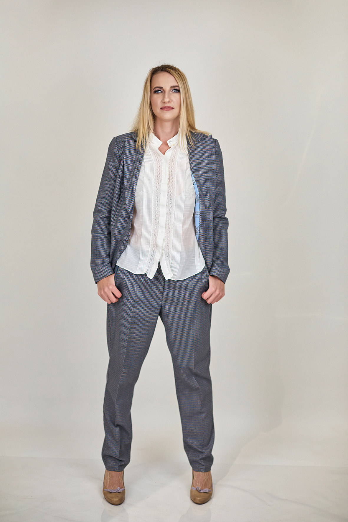 Студийный портрет девушки. Девушка в деловом костюме с книгой. Фотограф. Тимашевск. Кубань. Краснодарский край.