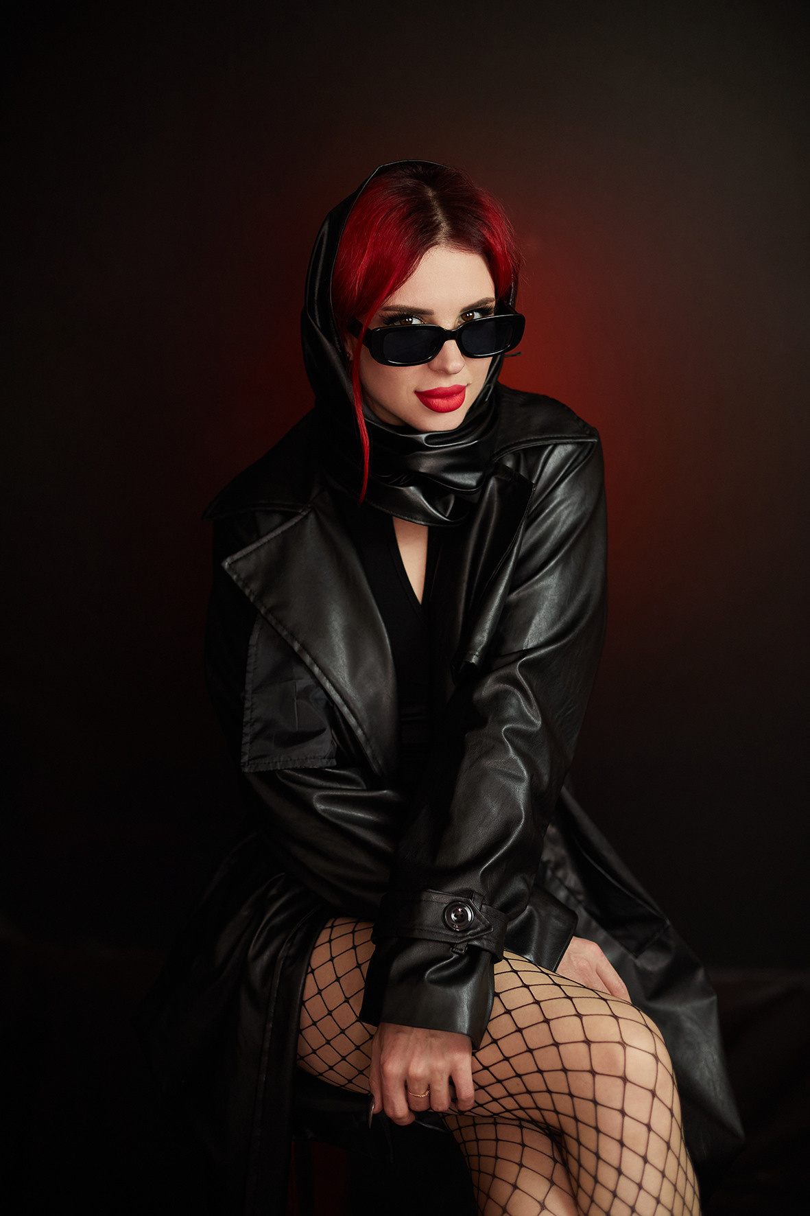 Девушка в кожаном плаще с красными губами. Фотограф. Тимашевск. Кубань. Краснодарский край. Москва. Фотограф в Москве.