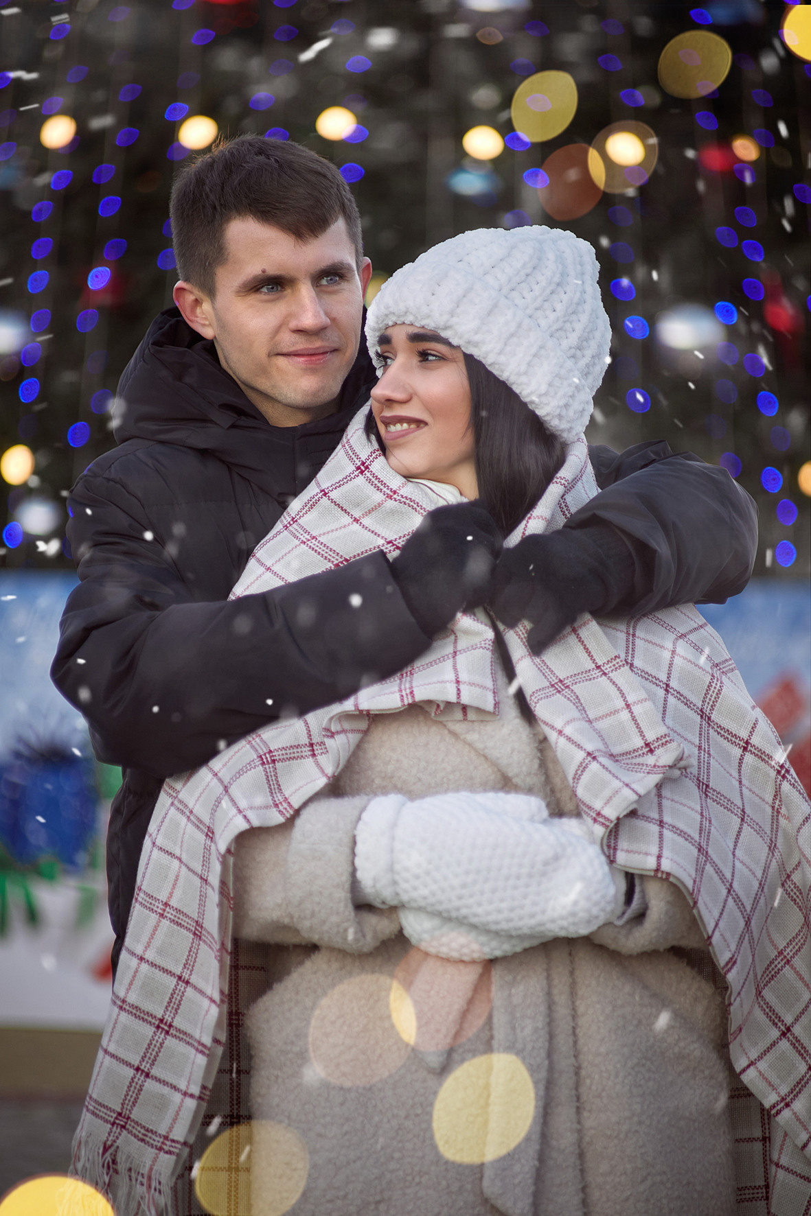 Красивая пара возле новогодней елки на площади. Фотограф. Тимашевск. Кубань. Краснодарский край. Москва. Фотограф в Москве.