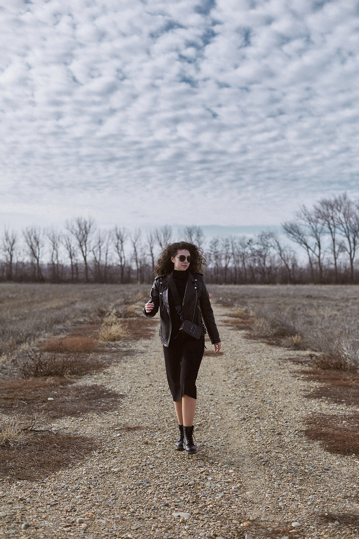 Портрет девушки в черной одежде и очках на краю пустого поля. Фотограф. Тимашевск. Кубань. Краснодарский край.