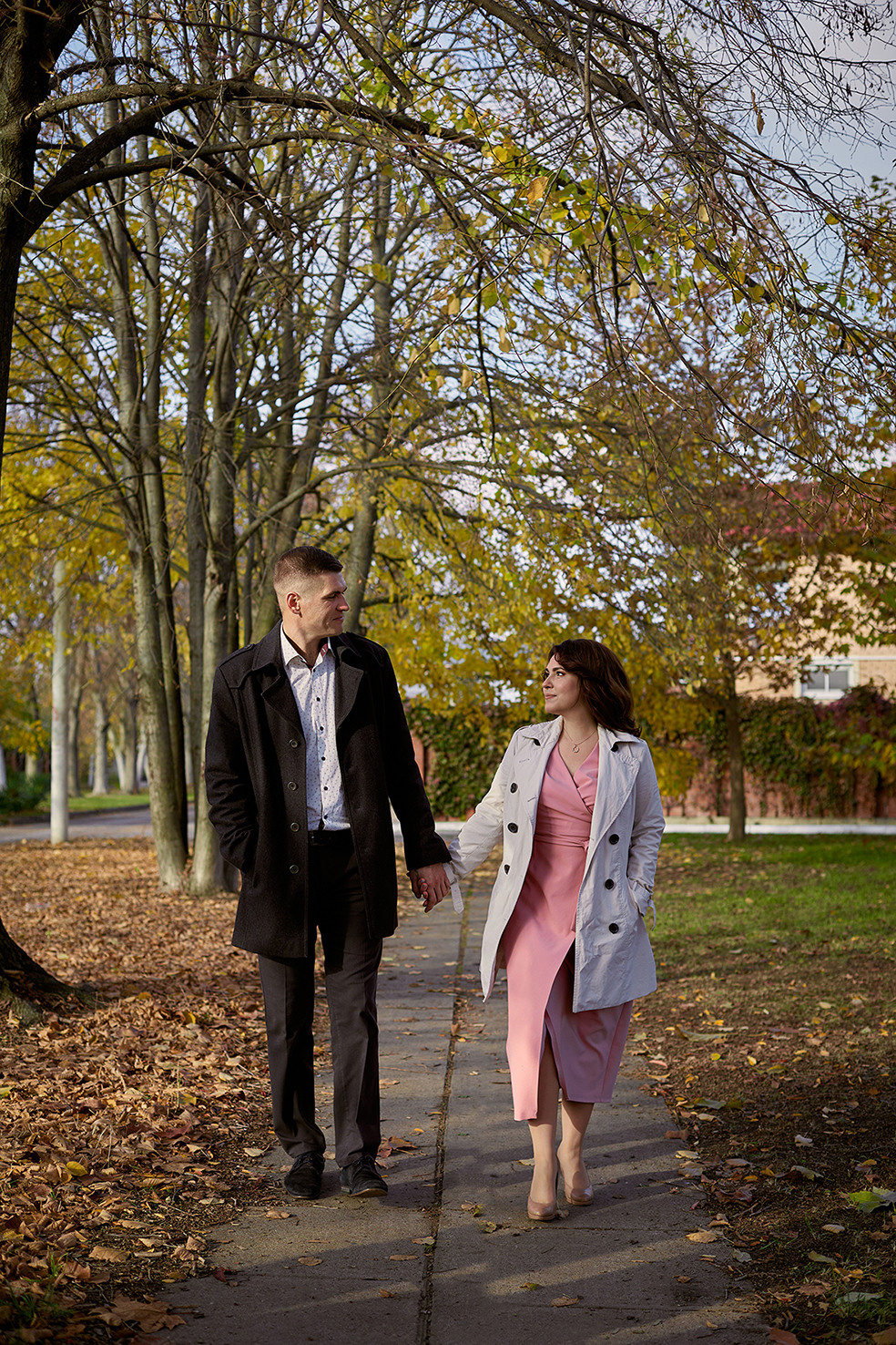 Влюбленная пара идет по осеннему парку. Фотограф. Тимашевск. Кубань. Краснодарский край.