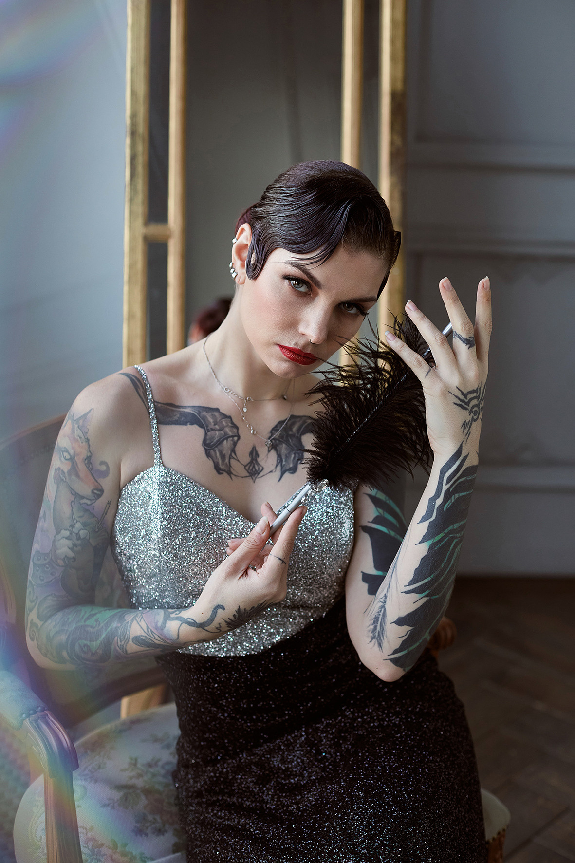 Красивая девушка в образе леди 30-х годов с черным пером в руках. В стиле Гетсби. Голливуд. Фотограф. Тимашевск. Кубань. Краснодарский край. Москва. Фотограф в Москве.