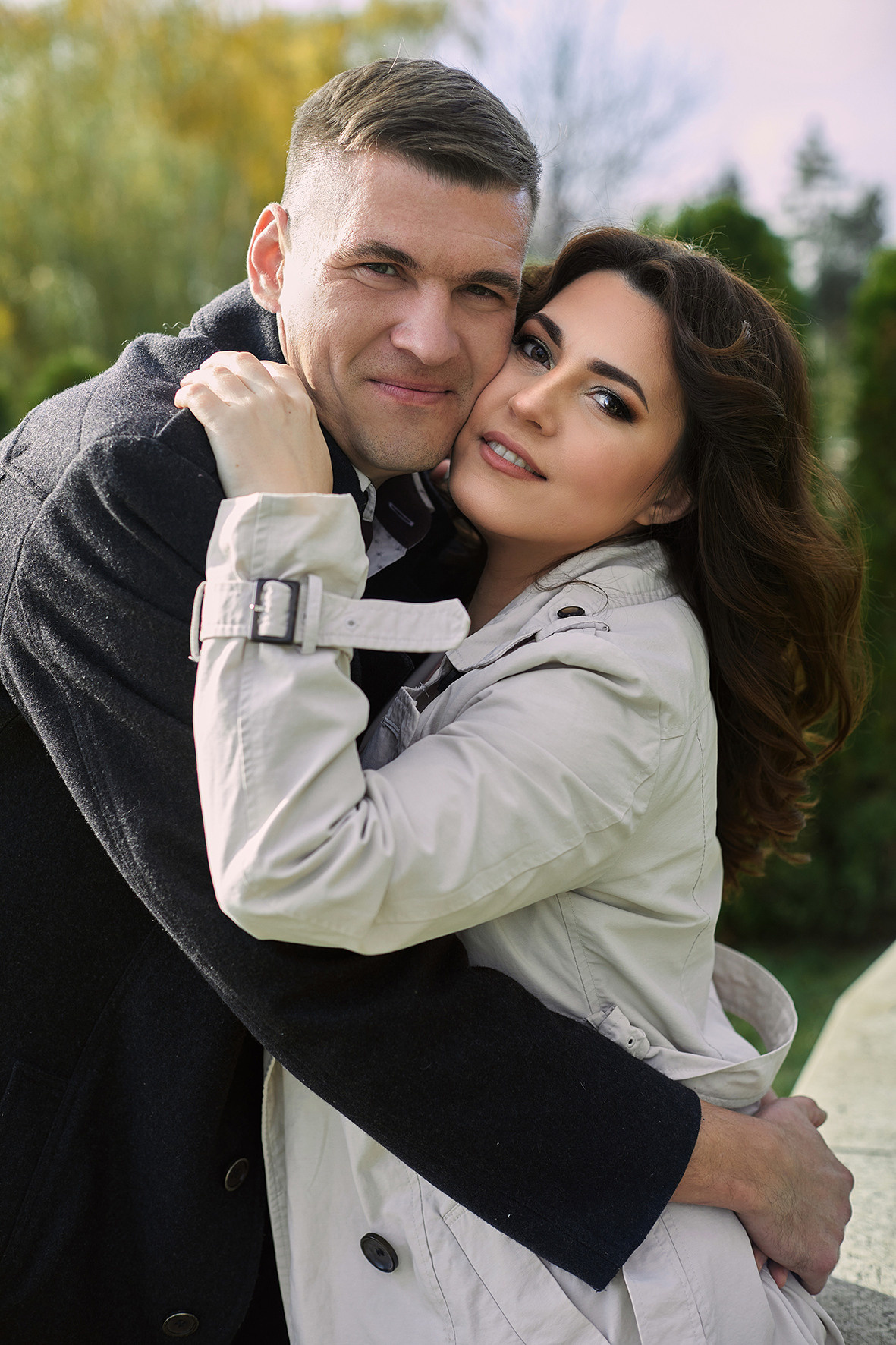 Влюбленная пара обнимается. Фотограф. Тимашевск. Кубань. Краснодарский край.