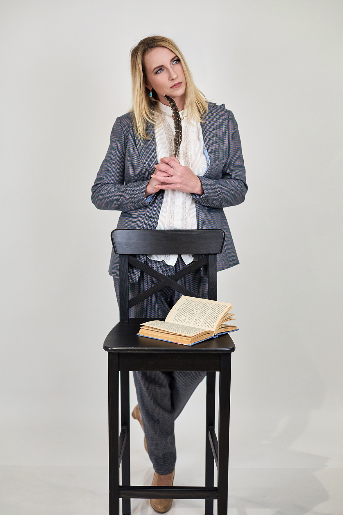 Студийный портрет девушки. Девушка в деловом костюме с книгой и пером. Фотограф. Тимашевск. Кубань. Краснодарский край.