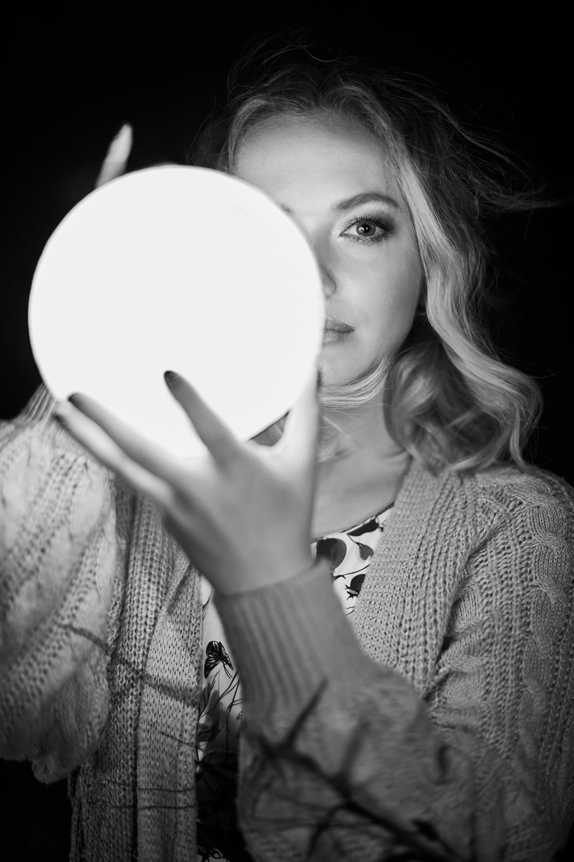 Красивая девушка стоит в лесу ночью. Красивая девушка держит в руках макет луны.Фотограф. Тимашевск. Кубань. Краснодарский край. Москва.