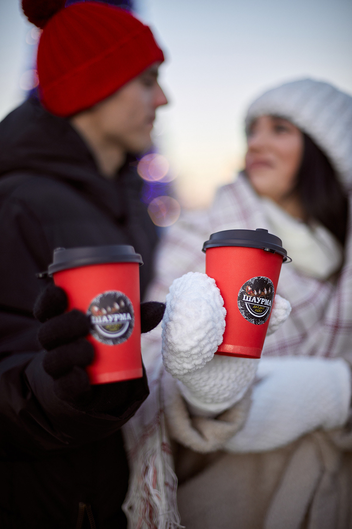 Красивая пара возле новогодней елки на площади с чашками горячего кофе в руках. Фотограф. Тимашевск. Кубань. Краснодарский край. Москва. Фотограф в Москве.