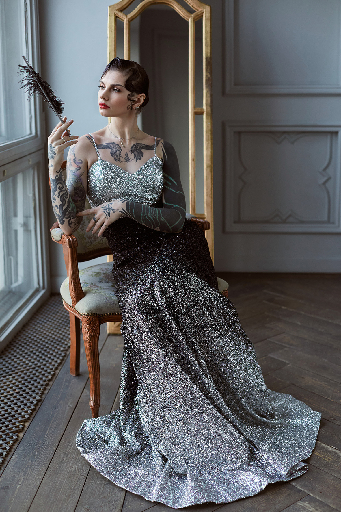 Красивая девушка в образе леди 30-х годов с черным пером в руках сидит в кресле у окна. В стиле Гетсби. Голливуд. Фотограф. Тимашевск. Кубань. Краснодарский край. Москва. Фотограф в Москве.