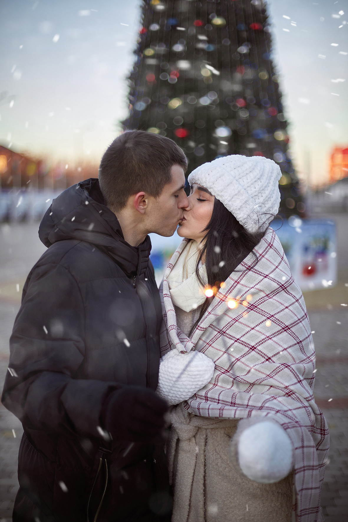 Красивая пара возле новогодней елки на площади с бенгальскими огнями. Фотограф. Тимашевск. Кубань. Краснодарский край. Москва. Фотограф в Москве.