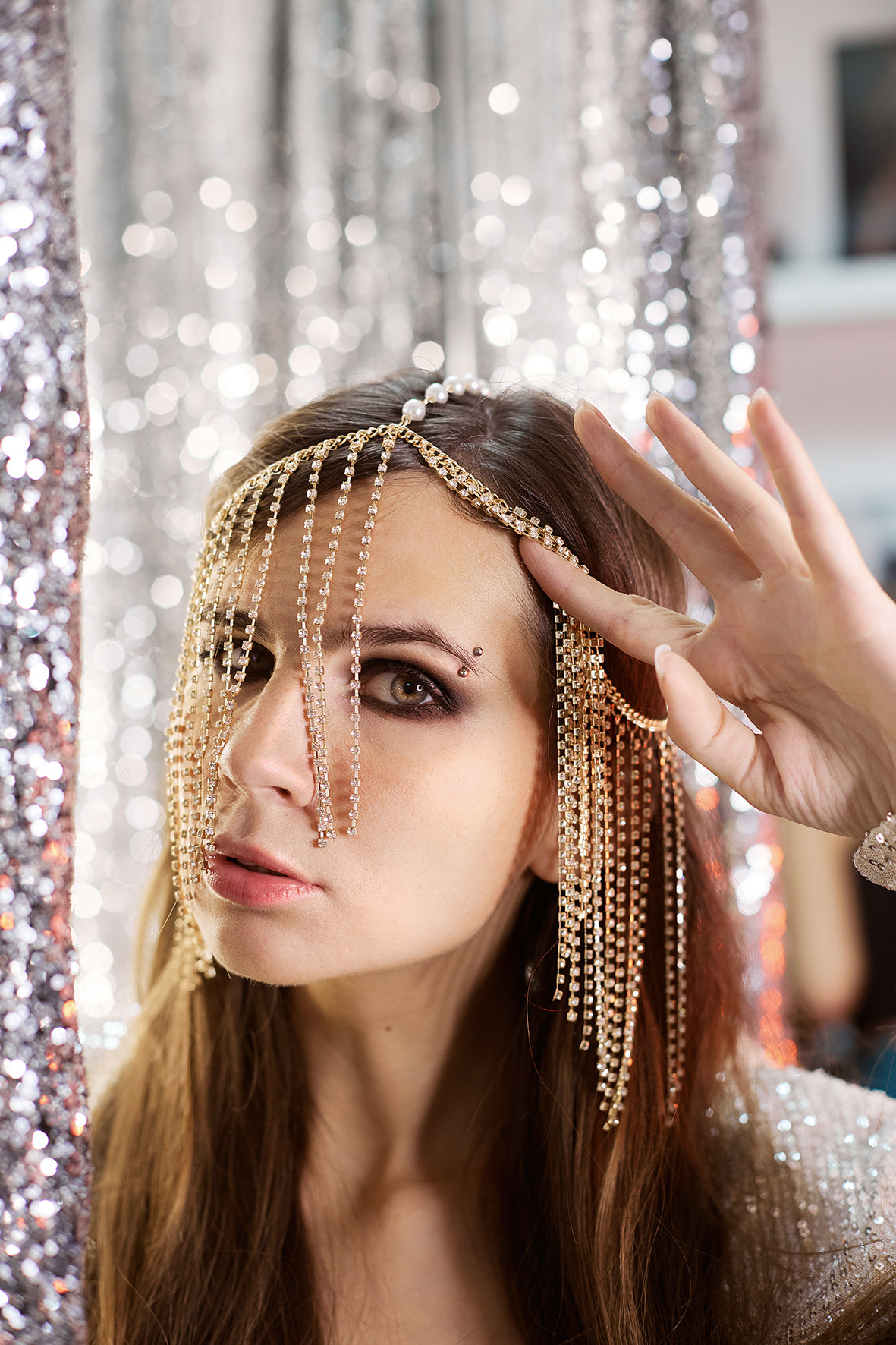 Красивая девушка золотом блестящем платье и украшении на лице. Фотограф. Тимашевск. Кубань. Краснодарский край. Москва. Фотограф в Москве.