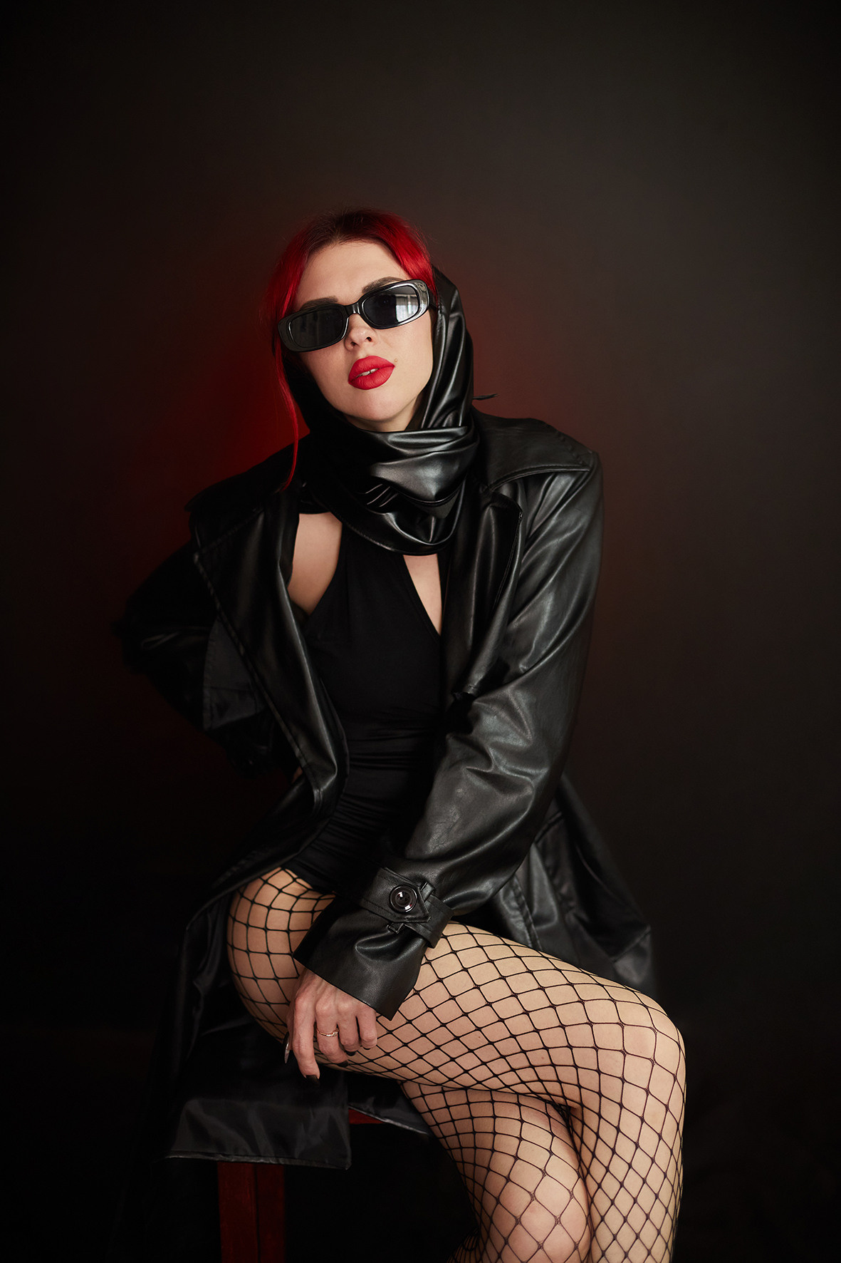 Девушка в кожаном плаще с красными губами. Фотограф. Тимашевск. Кубань. Краснодарский край. Москва. Фотограф в Москве.