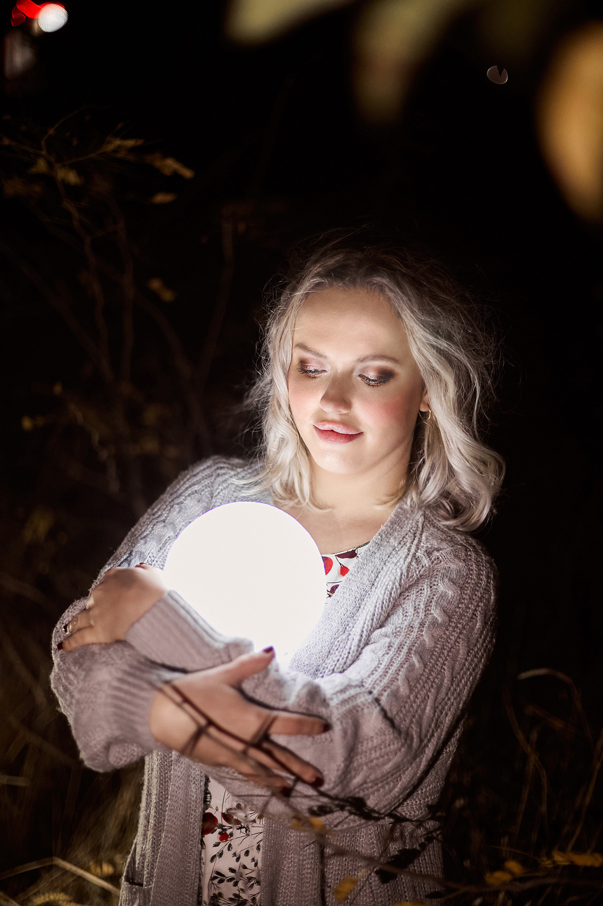 Красивая девушка стоит в лесу ночью. Красивая девушка держит в руках макет луны.Фотограф. Тимашевск. Кубань. Краснодарский край. Москва.