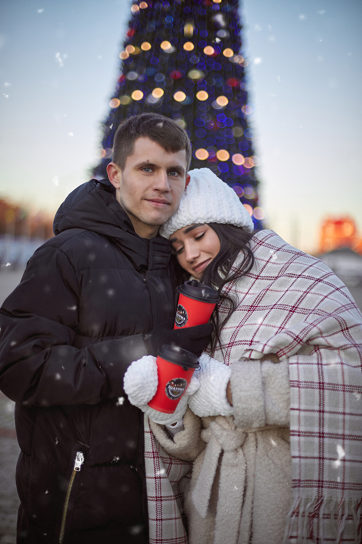 Красивая пара возле новогодней елки на площади с чашками горячего кофе в руках. Фотограф. Тимашевск. Кубань. Краснодарский край. Москва. Фотограф в Москве.