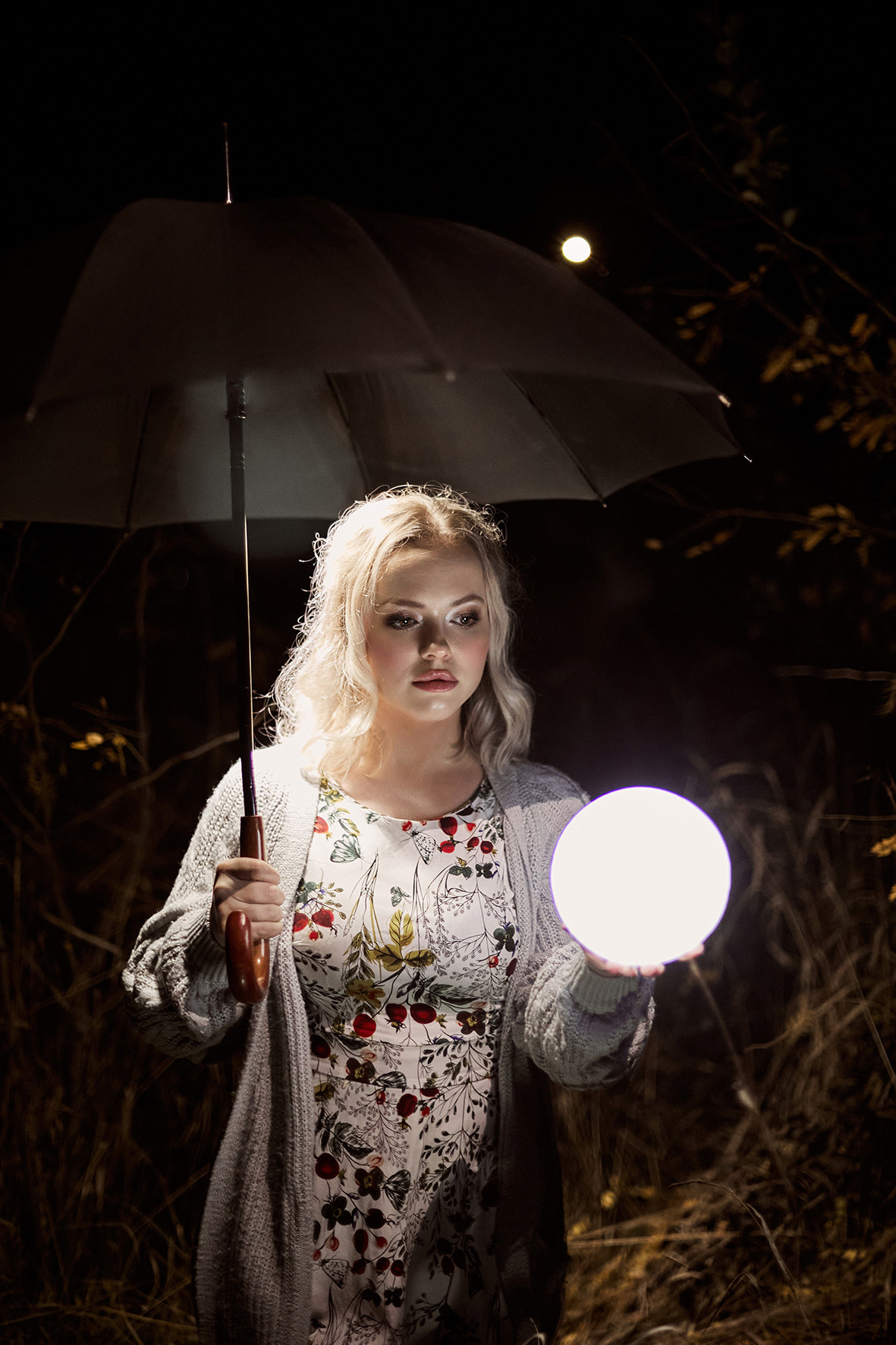 Красивая девушка с черным зонтиком стоит в лесу ночью. Красивая девушка с черным зонтиком держит в руках макет луны.Фотограф. Тимашевск. Кубань. Краснодарский край. Москва.