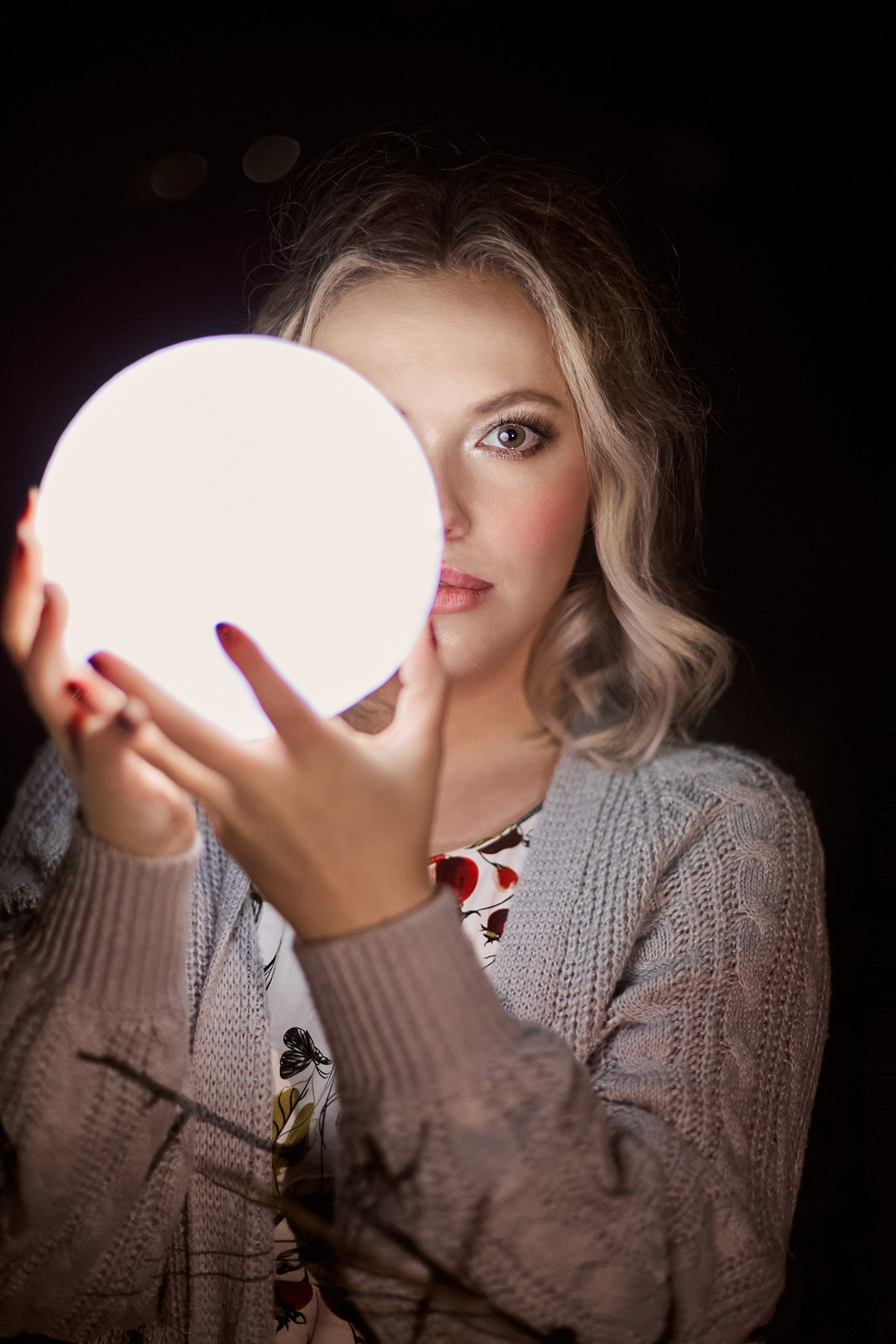 Красивая девушка стоит в лесу ночью. Красивая девушка держит в руках макет луны.Фотограф. Тимашевск. Кубань. Краснодарский край. Москва.