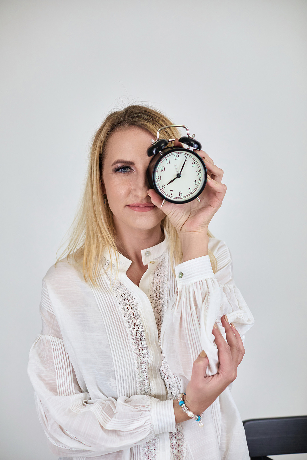 Студийный портрет девушки. Девушка со старыми часами в руках. Фотограф. Тимашевск. Кубань. Краснодарский край.