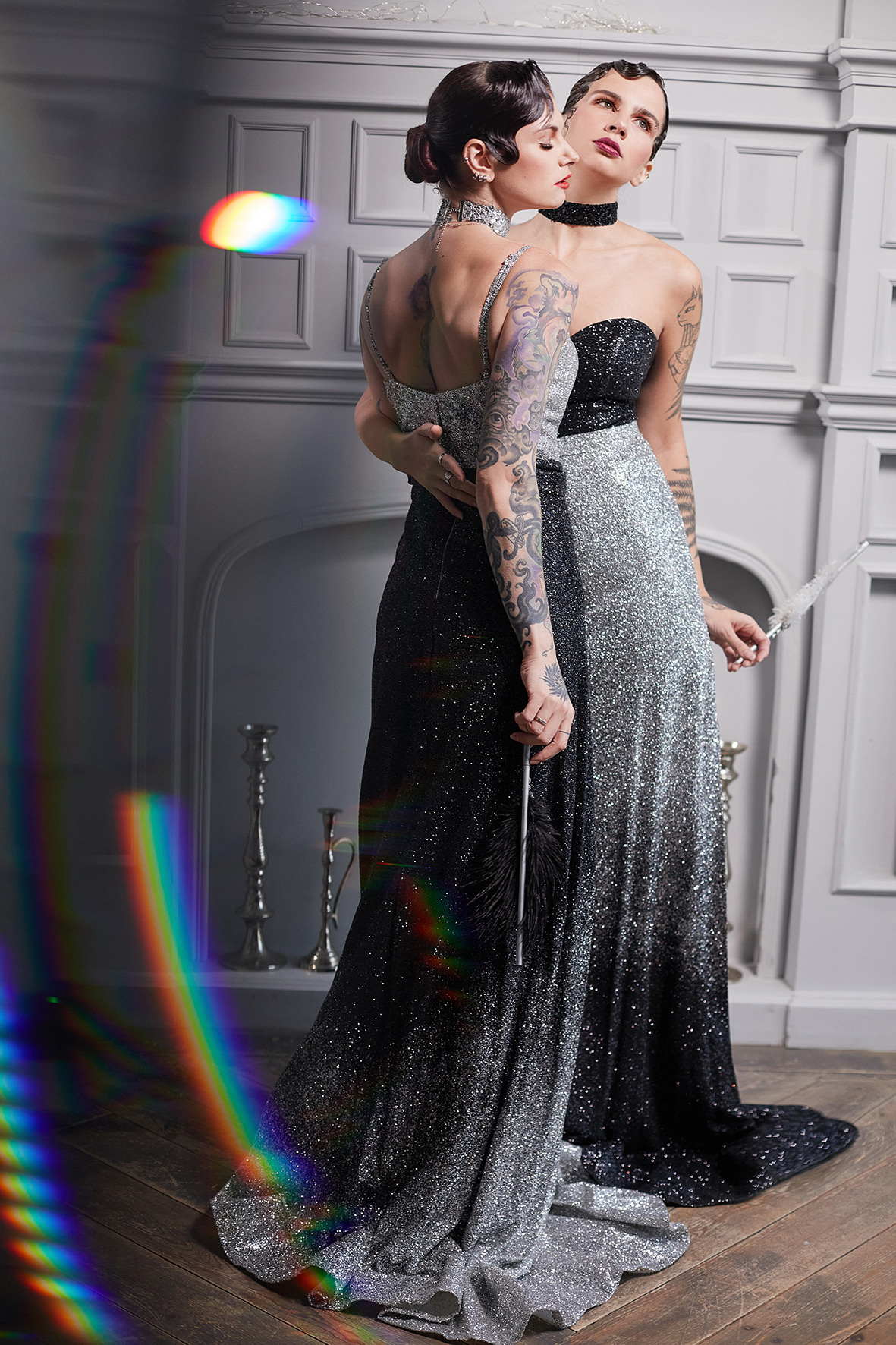 Две девушки в образе леди 30-х годов стоят возле камина. В стиле Гетсби. Голливуд. Фотограф. Тимашевск. Кубань. Краснодарский край. Москва. Фотограф в Москве.