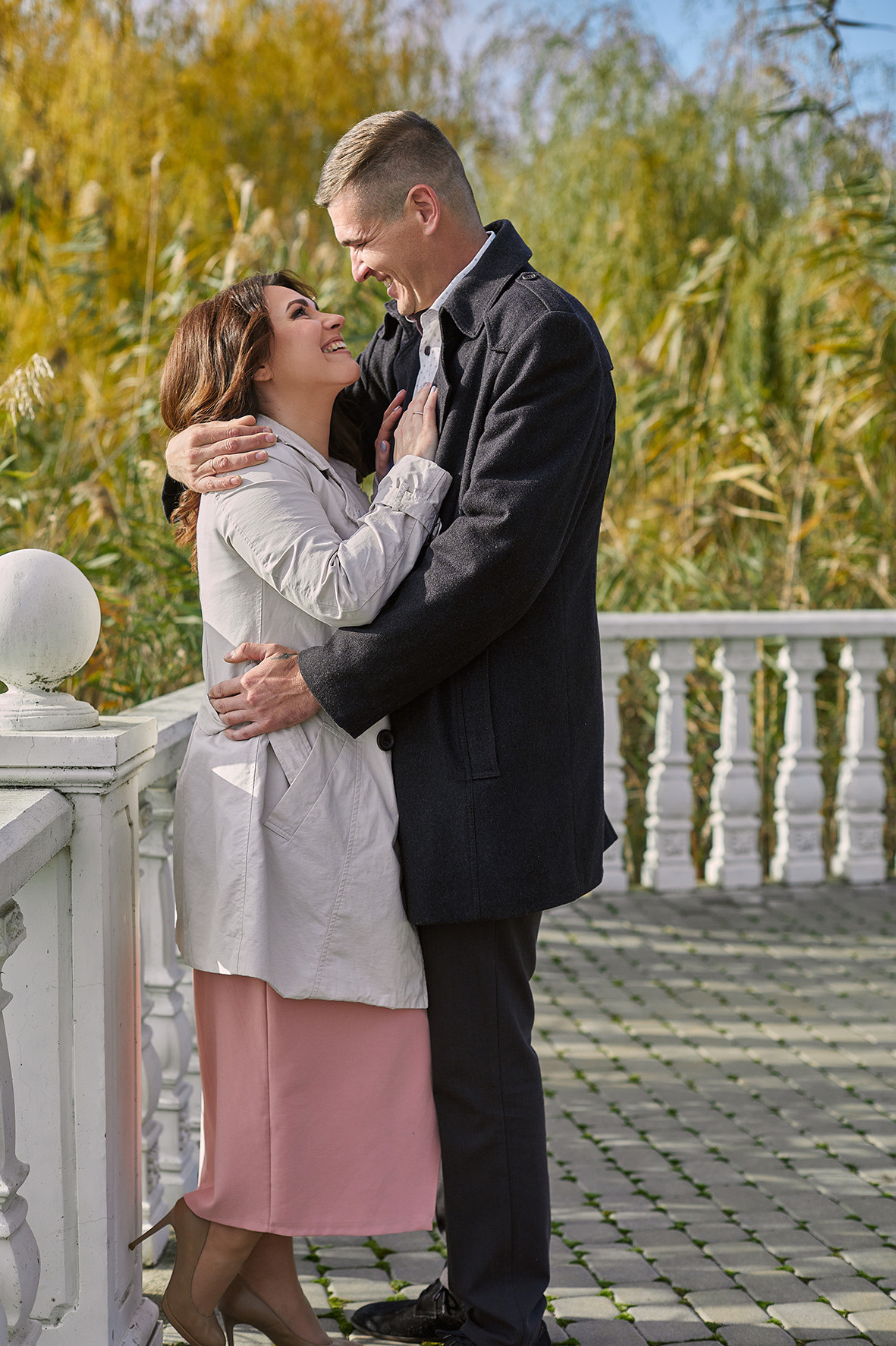 Влюбленная пара обнимается. Фотограф. Тимашевск. Кубань. Краснодарский край.