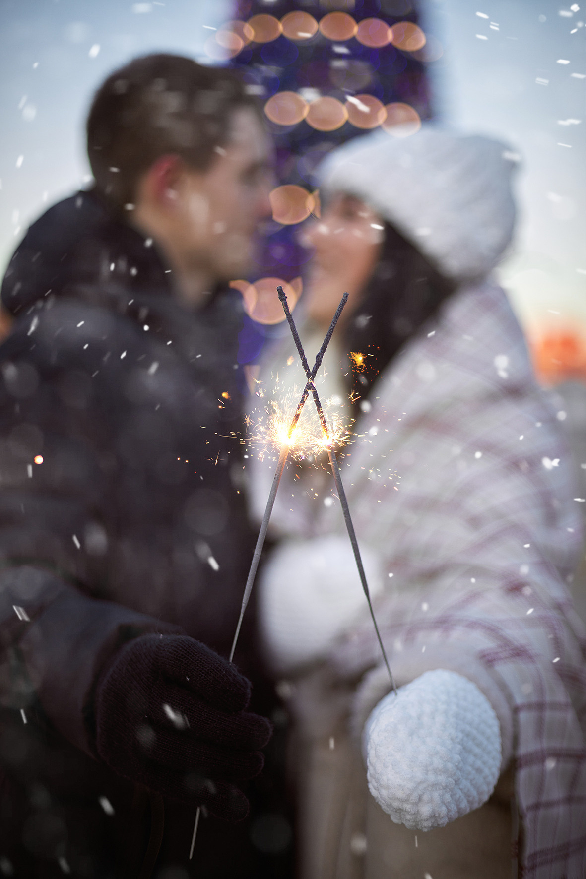 Красивая пара возле новогодней елки на площади с бенгальскими огнями. Фотограф. Тимашевск. Кубань. Краснодарский край. Москва. Фотограф в Москве.