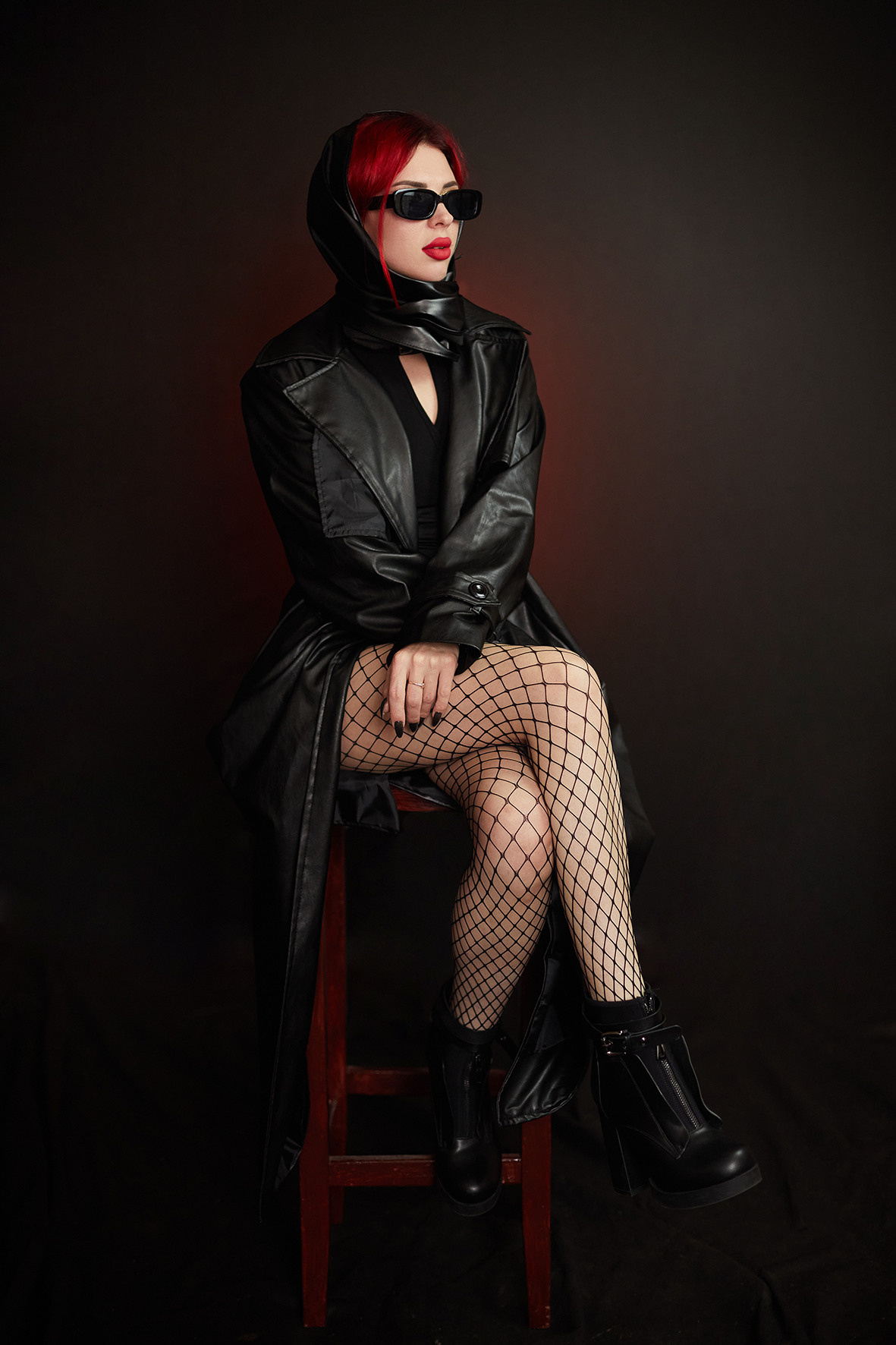 Девушка в кожаном плаще с красными губами. Фотограф. Тимашевск. Кубань. Краснодарский край. Москва. Фотограф в Москве.