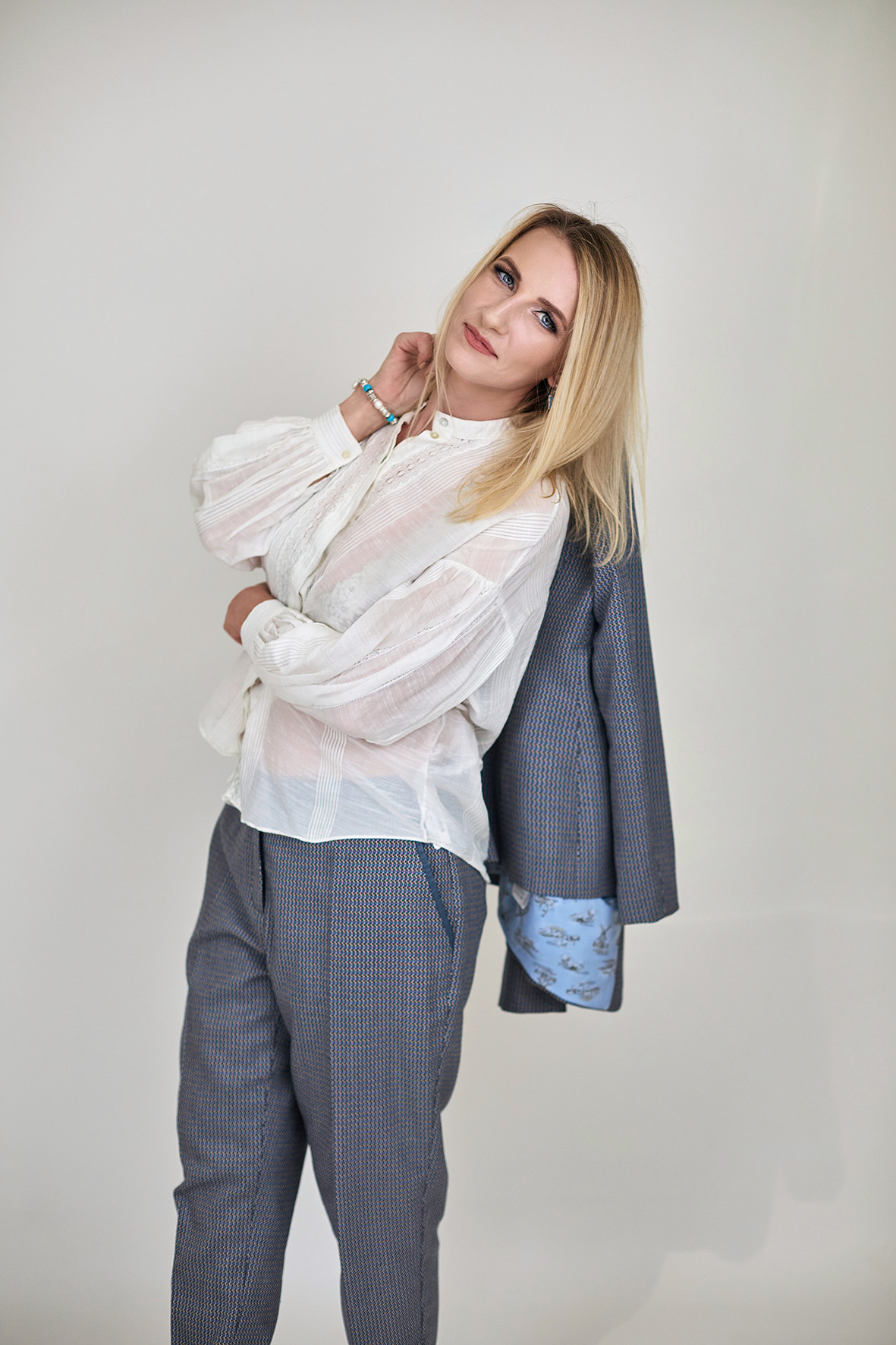 Студийный портрет девушки. Девушка в деловом костюме. Фотограф. Тимашевск. Кубань. Краснодарский край.