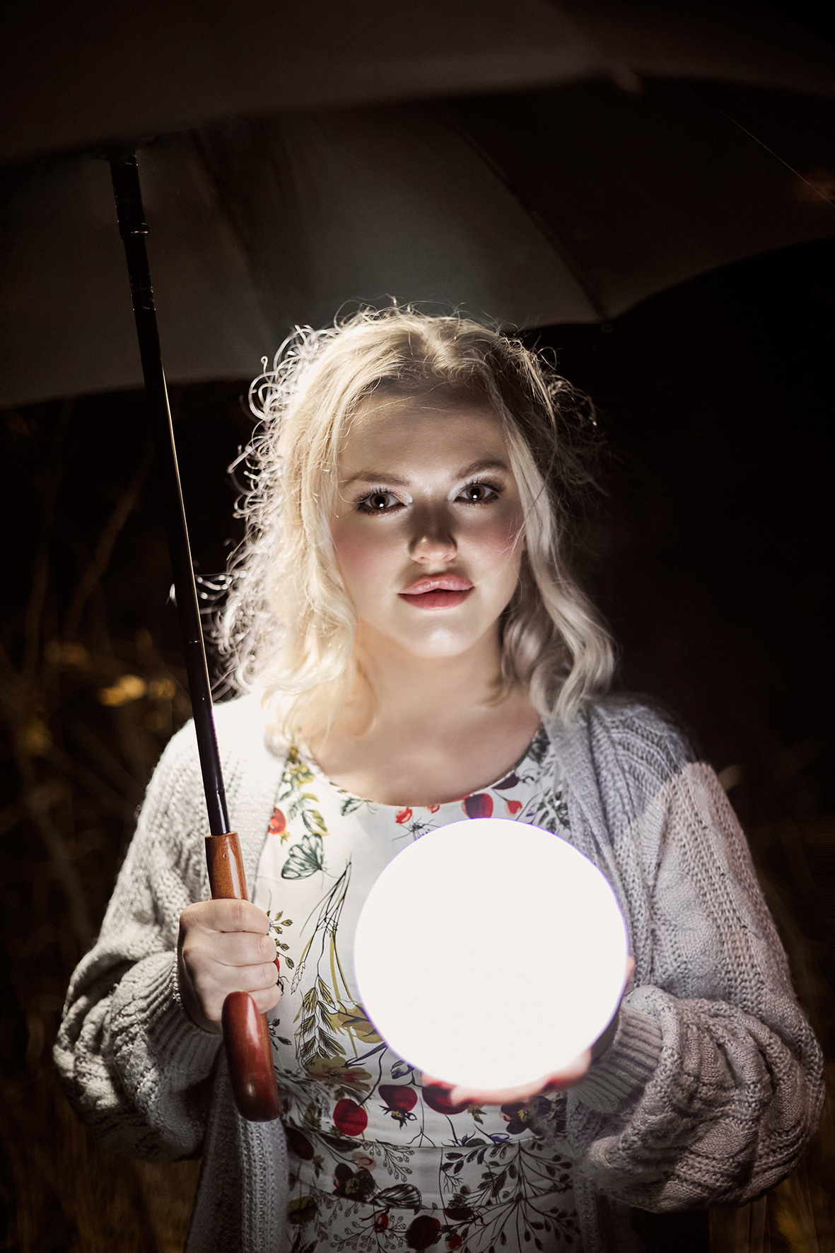 Красивая девушка с черным зонтиком стоит в лесу ночью. Красивая девушка с черным зонтиком держит в руках макет луны.Фотограф. Тимашевск. Кубань. Краснодарский край. Москва.