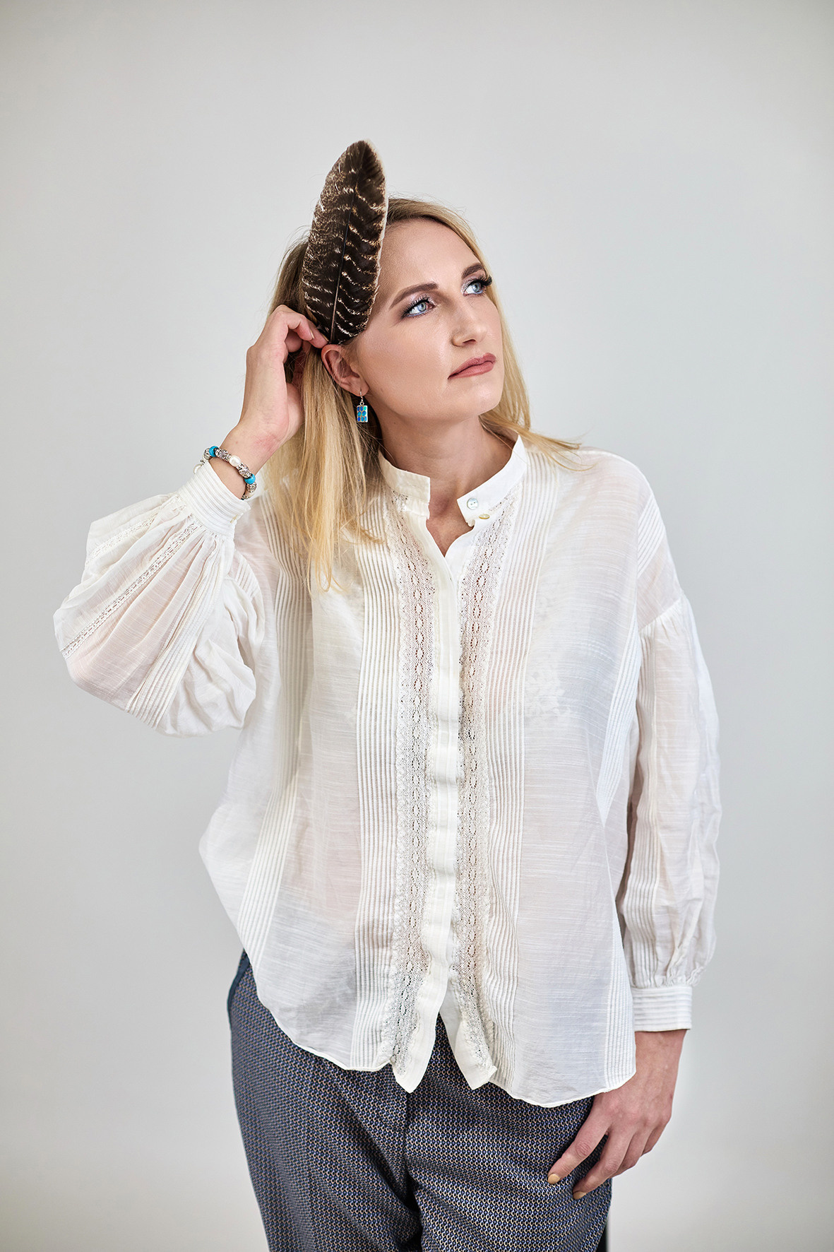 Студийный портрет девушки. Девушка с пером за ухом. Фотограф. Тимашевск. Кубань. Краснодарский край.