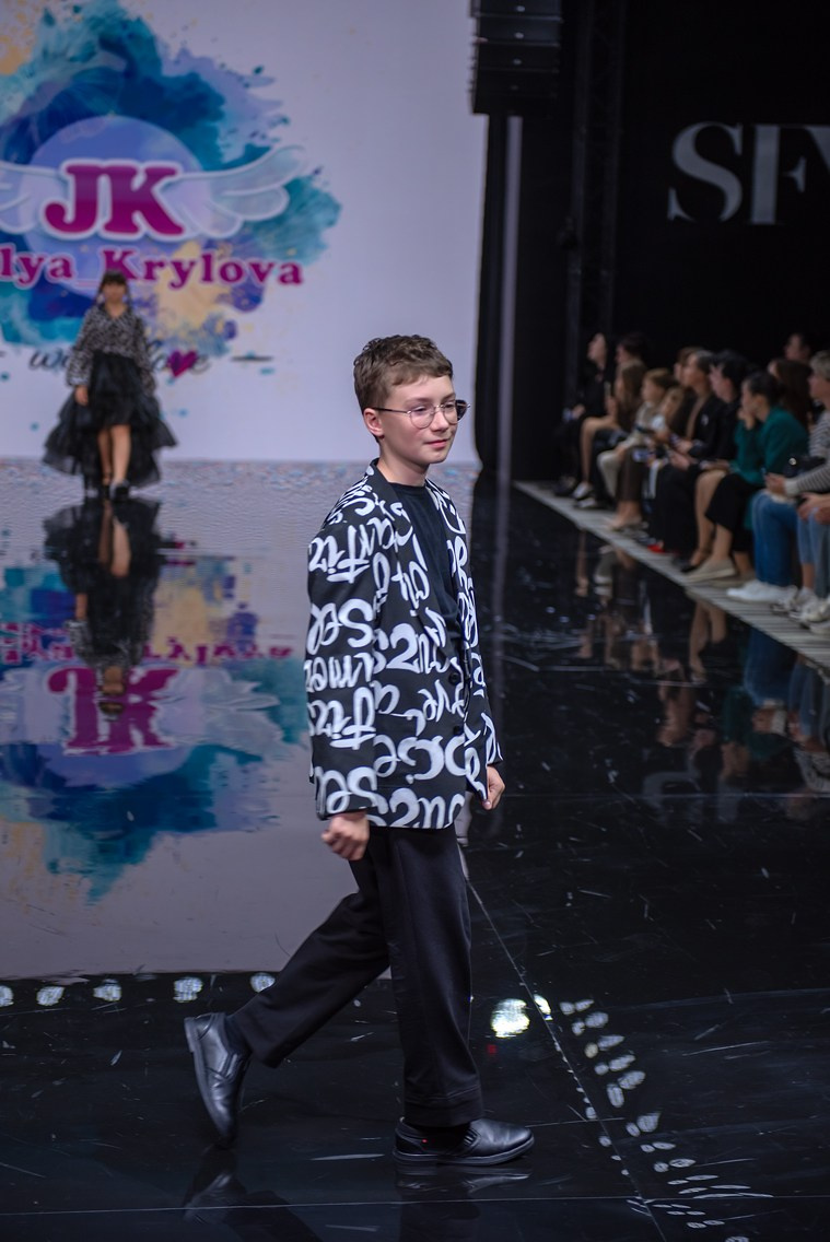 SochiFashionWeek2024 дизайнер Юлия Крылова. Семейный и коммерческий фотограф в Сочи Александр Бодунов