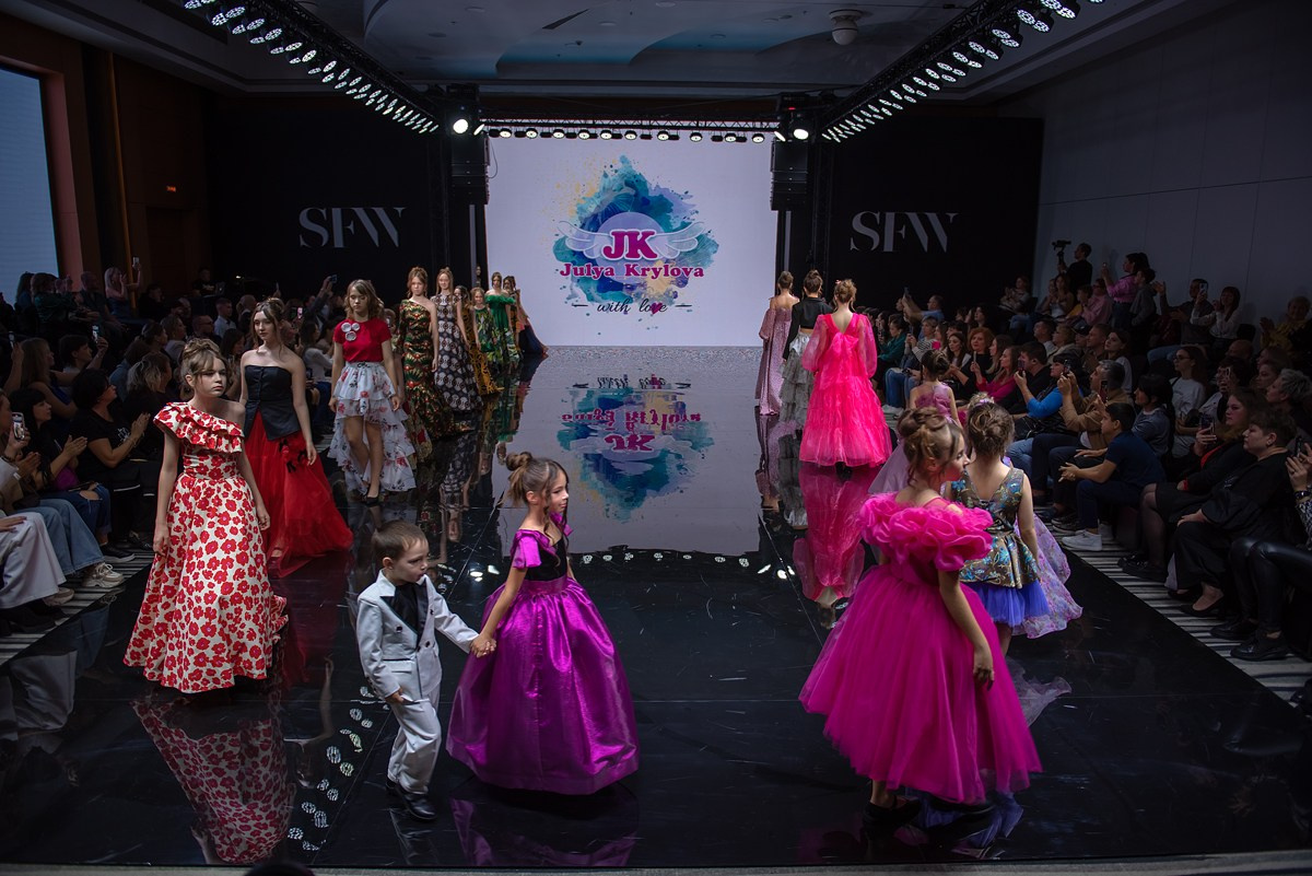 SochiFashionWeek2024 дизайнер Юлия Крылова. Семейный и коммерческий фотограф в Сочи Александр Бодунов