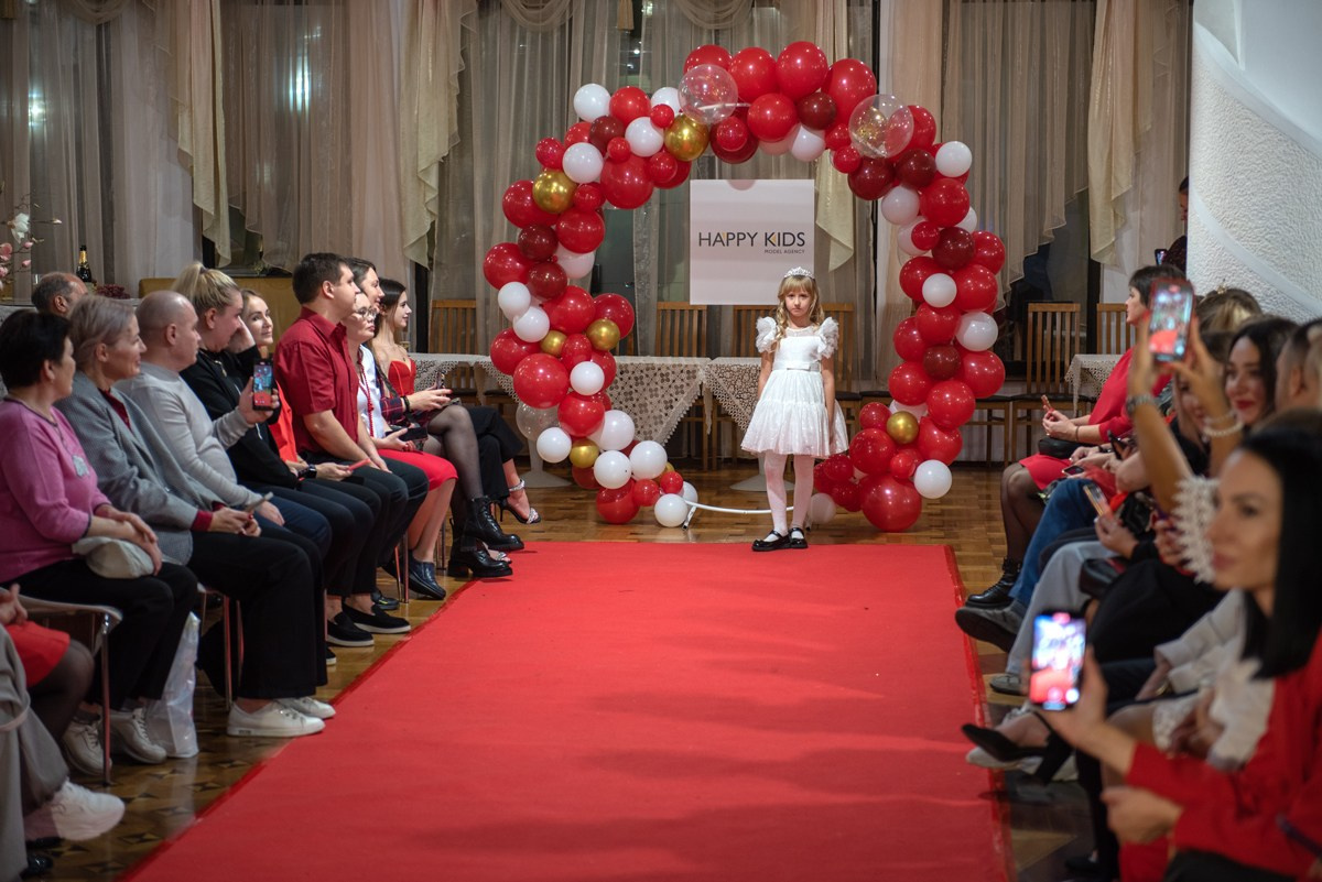Выпускной в детской школе моделей HAPPYkids 2024. Семейный и коммерческий фотограф в Сочи Александр Бодунов