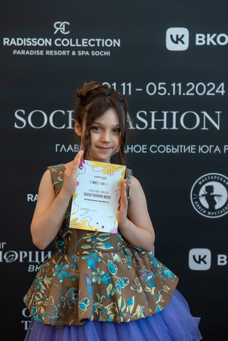 SochiFashionWeek2024 дизайнер Юлия Крылова. Семейный и коммерческий фотограф в Сочи Александр Бодунов
