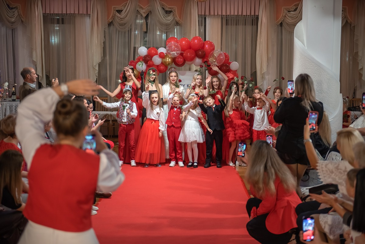 Выпускной в детской школе моделей HAPPYkids 2024. Семейный и коммерческий фотограф в Сочи Александр Бодунов