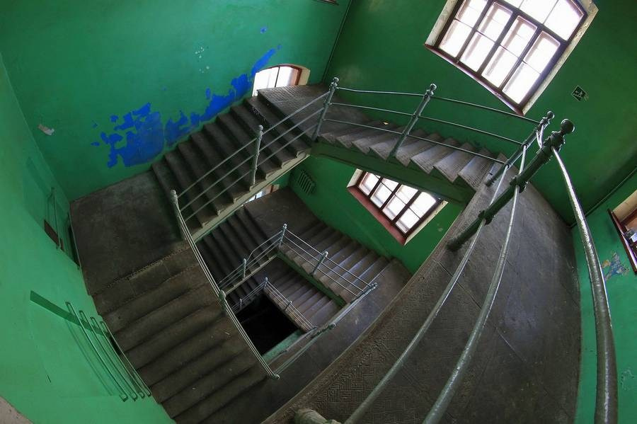 Фотосъемка в парадной — естественный свет через окна лестницы